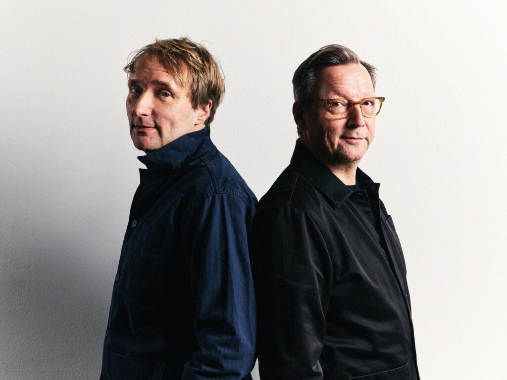 Nach „Psycho“ sind Schauspieler Matthias Brandt und Musiker Jens Thomas erneut im Stadttheater zu Gast und präsentieren mit „Dämon“ eine neue Wort-Musik-Collage.